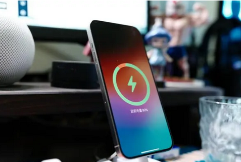 义县苹果15换屏服务分享用什么充电器给iPhone15充电更好 
